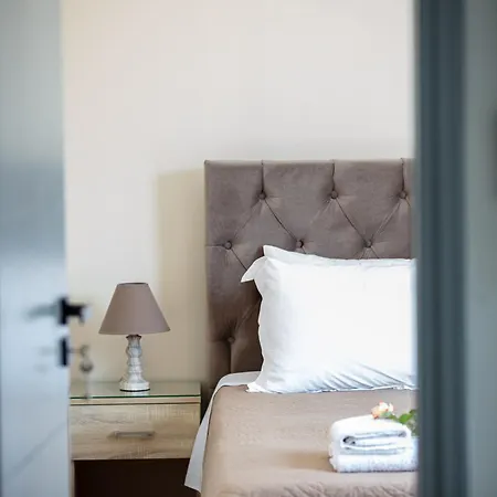 Nick And Helen * Perivolia (Rethymno)